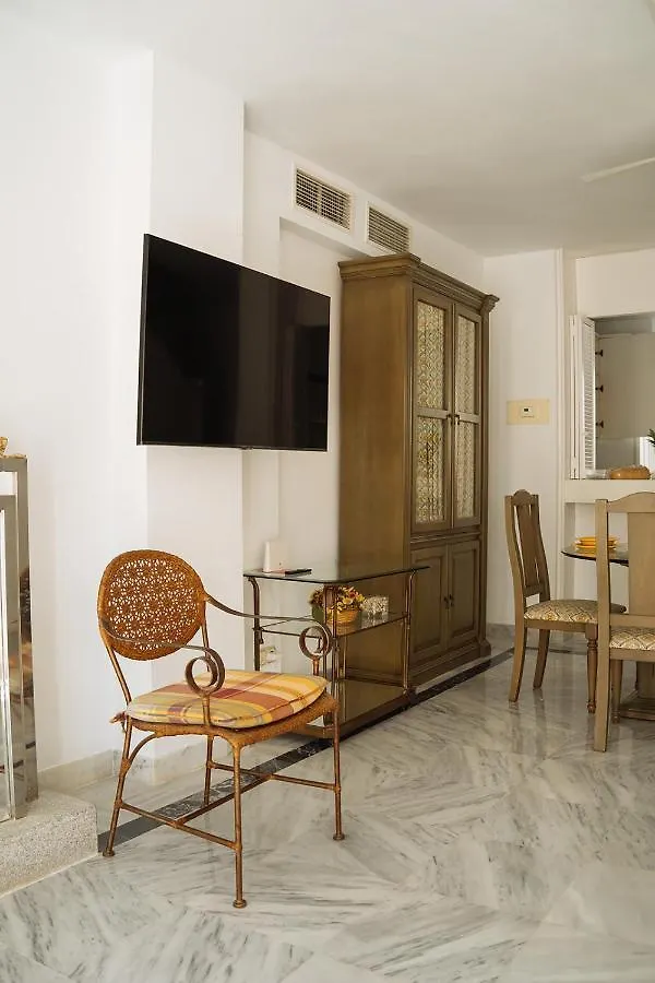 Apartment Komodo Marbella House - Bright Beachfront Duplex With Parking, Pool & Gym