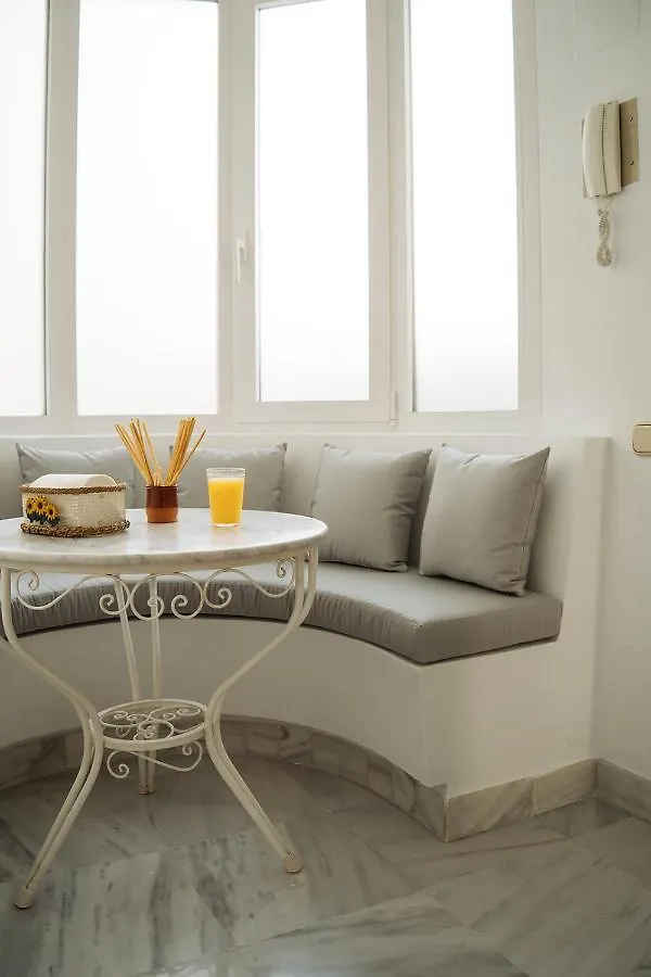 Apartamento Komodo Marbella House - Bright Beachfront Duplex With Parking, Pool & Gym