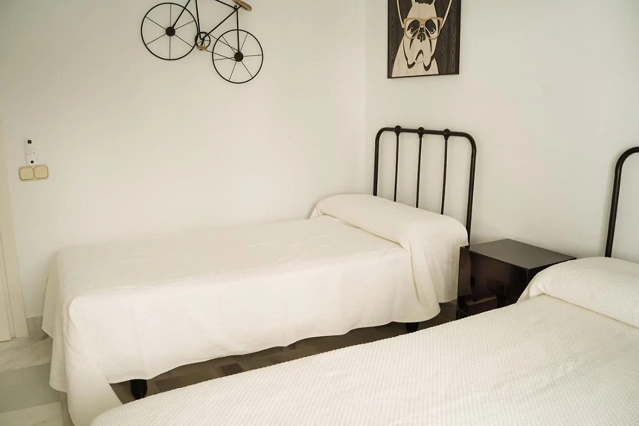 Komodo Marbella House - Bright Beachfront Duplex With Parking, Pool & Gym 0*,  Espanha