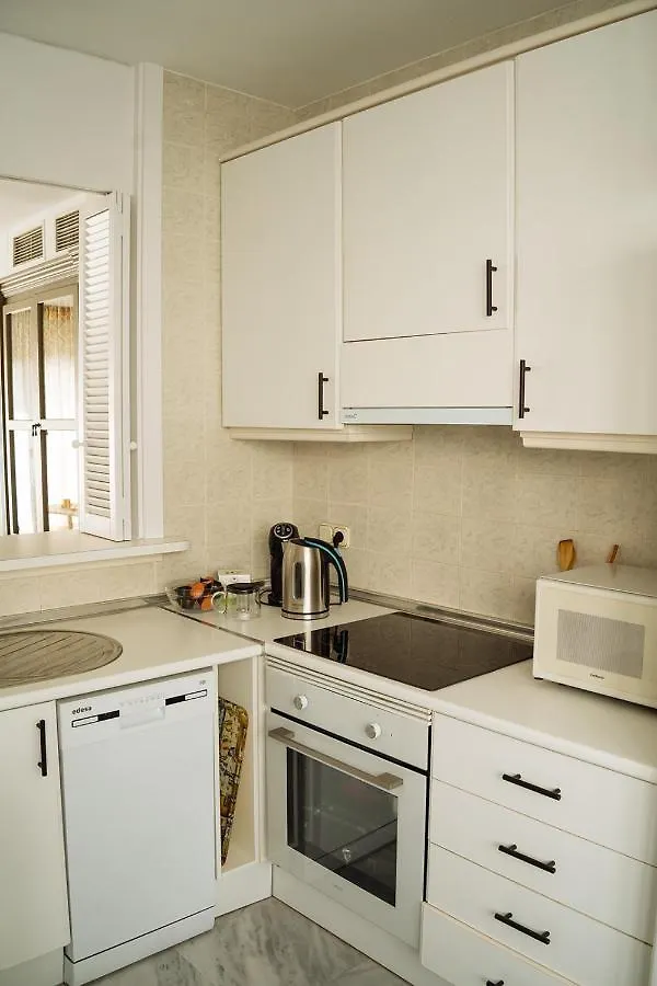 Apartamento Komodo Marbella House - Bright Beachfront Duplex With Parking, Pool & Gym