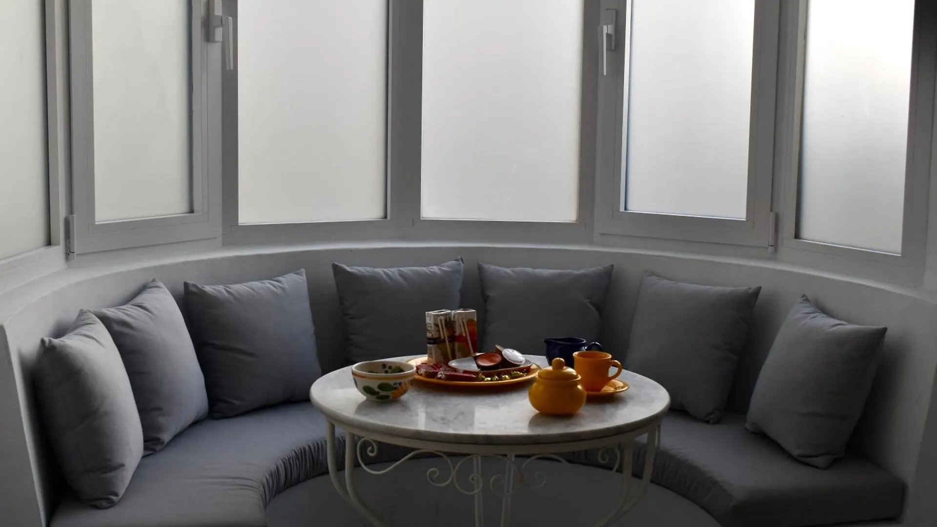 Apartamento Komodo Marbella House - Bright Beachfront Duplex With Parking, Pool & Gym