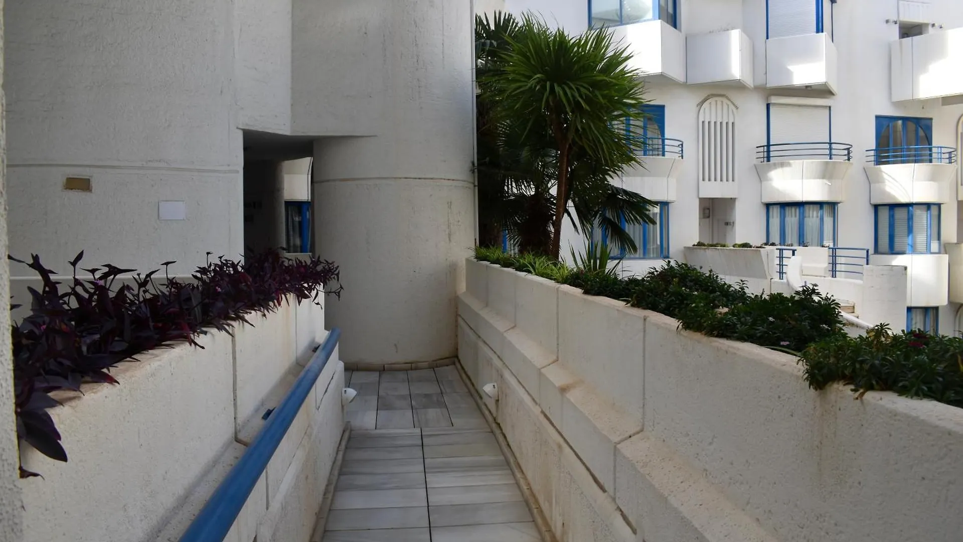 Komodo Marbella House - Bright Beachfront Duplex With Parking, Pool & Gym Spain