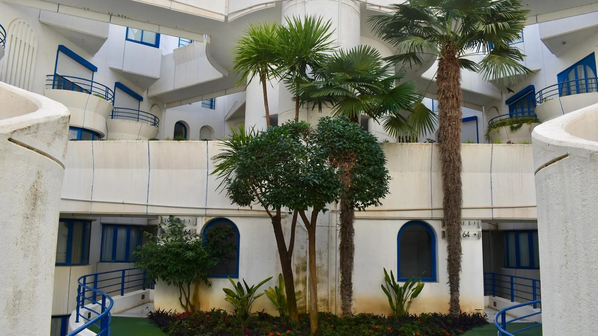 Komodo Marbella House - Bright Beachfront Duplex With Parking, Pool & Gym 0*,  Spain