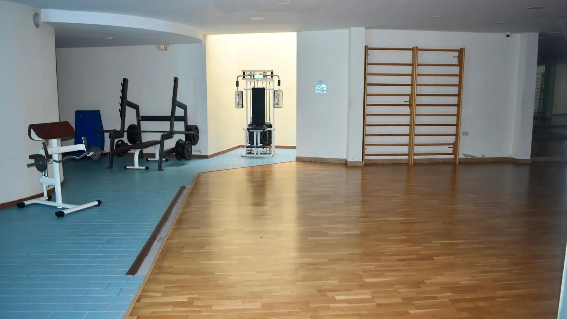 Komodo Marbella House - Bright Beachfront Duplex With Parking, Pool & Gym Apartment