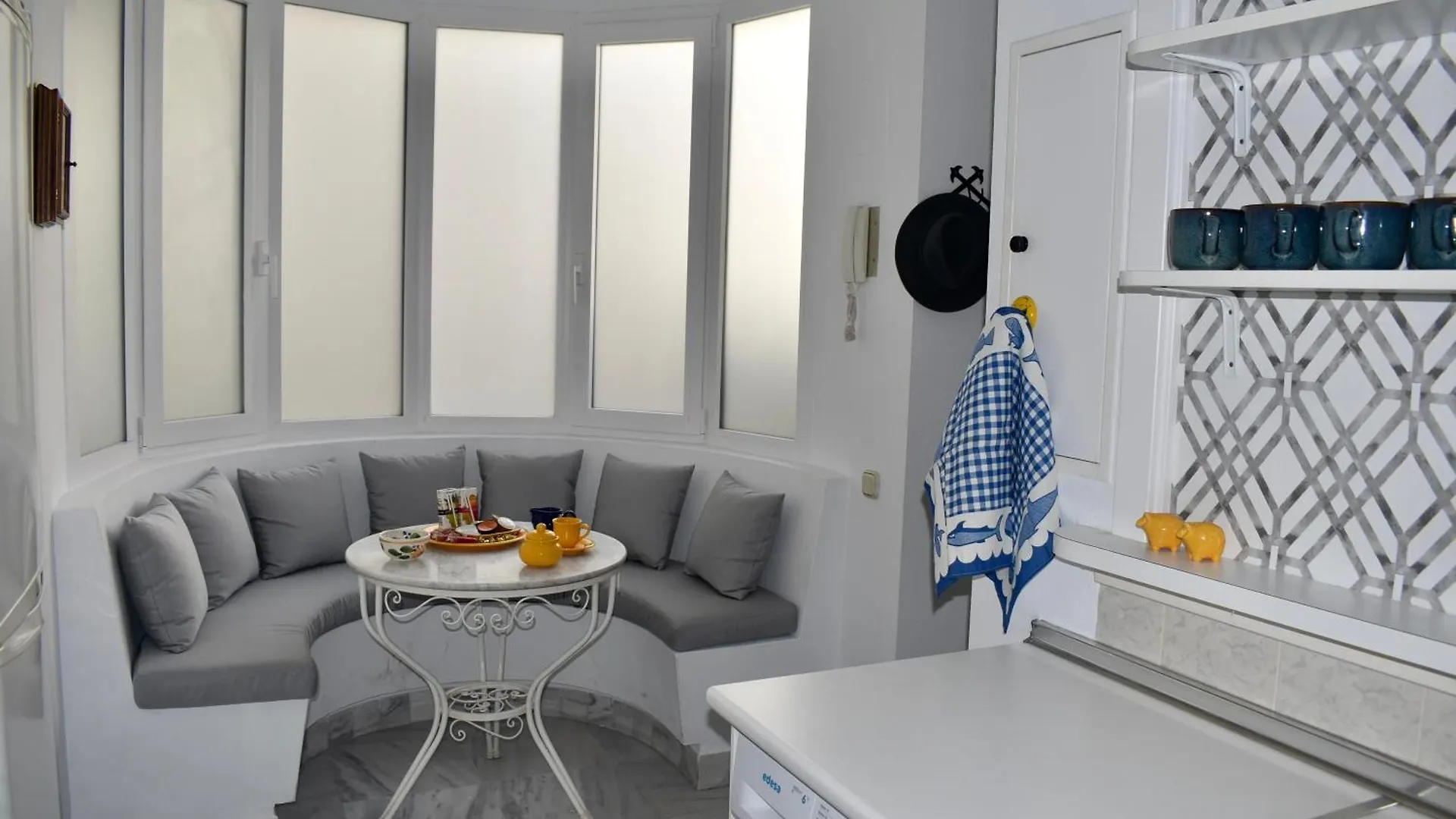 Komodo Marbella House - Bright Beachfront Duplex With Parking, Pool & Gym Spain